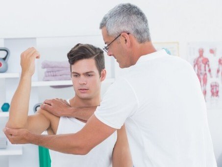 How does early rehabilitation at GS Physiotherapy speed up recovery for proximal humerus fractures?